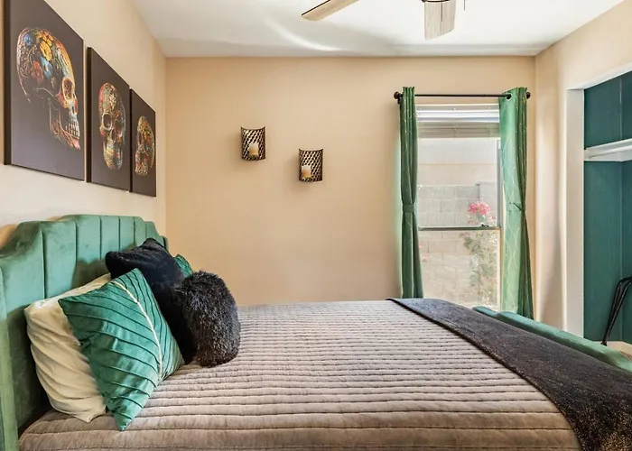 3b With Pool For Groups Near Stadium And Entertainment Holiday home Glendale