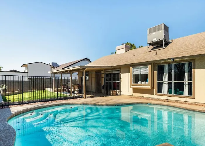 3b With Pool For Groups Near Stadium And Entertainment Holiday home Glendale