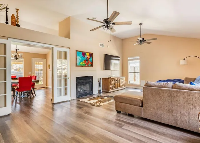 3b With Pool For Groups Near Stadium And Entertainment Holiday home Glendale