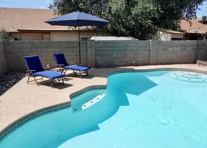 3b With Pool For Groups Near Stadium And Entertainment Holiday home Glendale