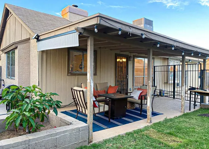 3b With Pool For Groups Near Stadium And Entertainment Holiday home Glendale